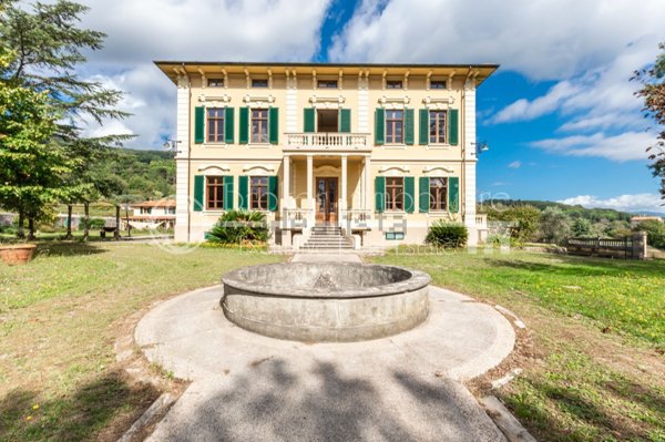villa in vendita a Lucca in zona Nozzano