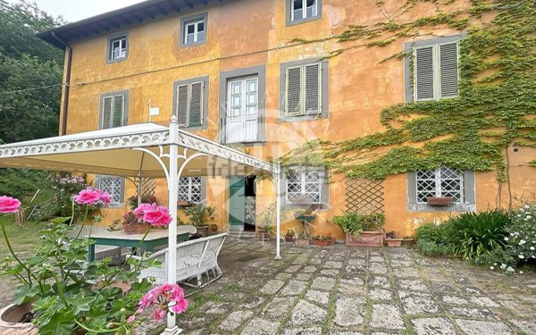 casa indipendente in vendita a Lucca