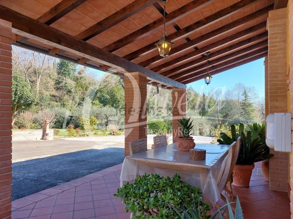 casa indipendente in vendita a Lucca in zona Nozzano