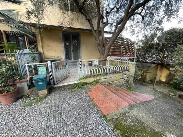 casa indipendente in vendita a Lucca in zona Fagnano