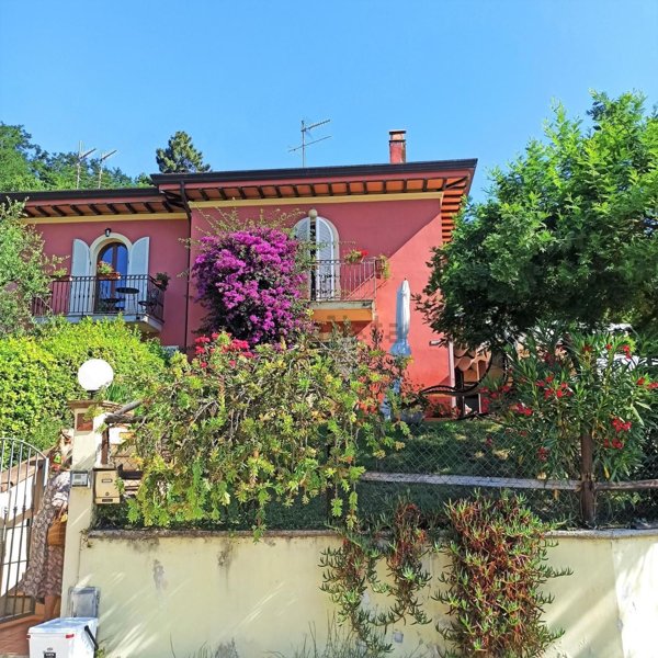 casa indipendente in vendita a Lucca in zona Nozzano