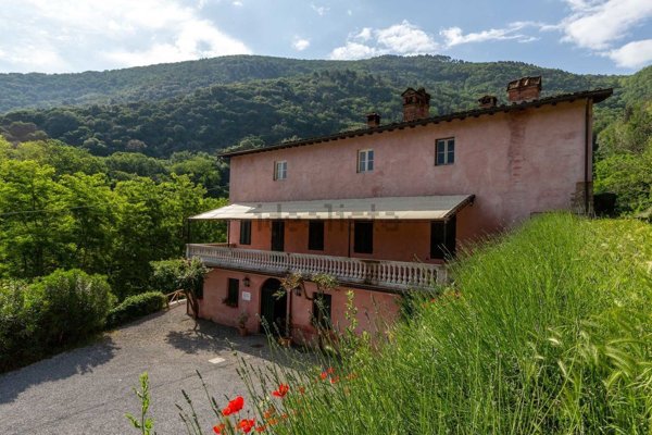 casa indipendente in vendita a Lucca in zona Fagnano