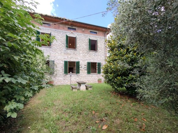 casa indipendente in vendita a Lucca in zona Mutigliano