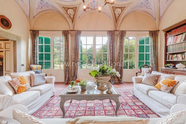 casa indipendente in vendita a Lucca in zona Montuolo