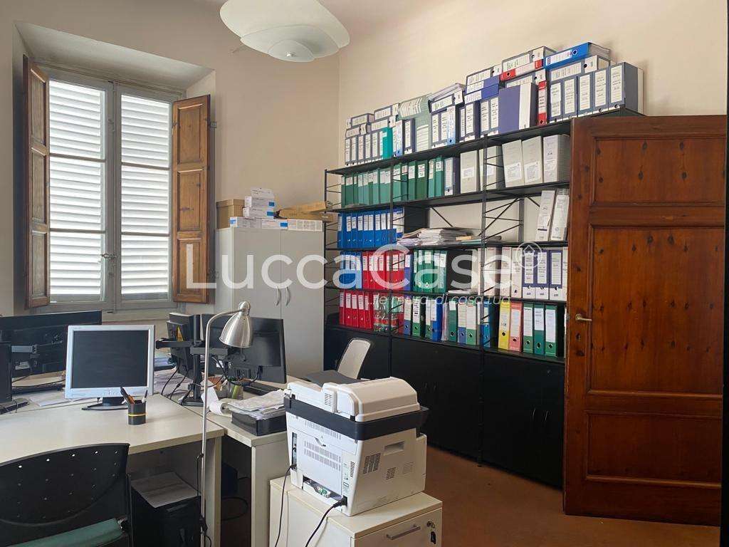 ufficio in vendita a Lucca in zona Centro Città