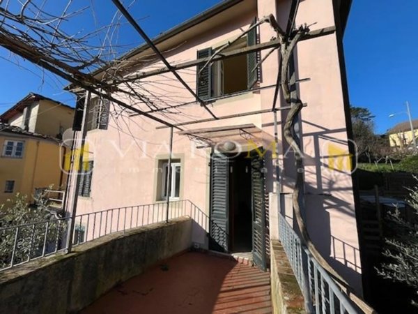 casa indipendente in vendita a Lucca in zona Nozzano