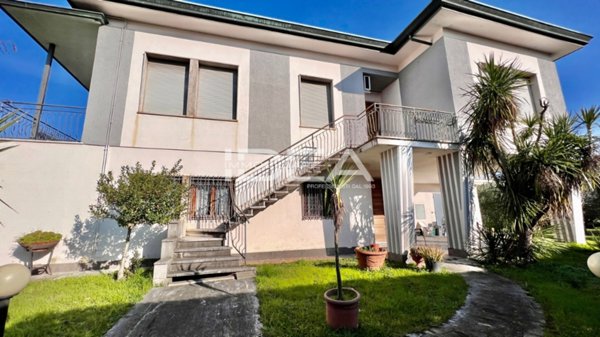 casa indipendente in vendita a Lucca in zona Nave