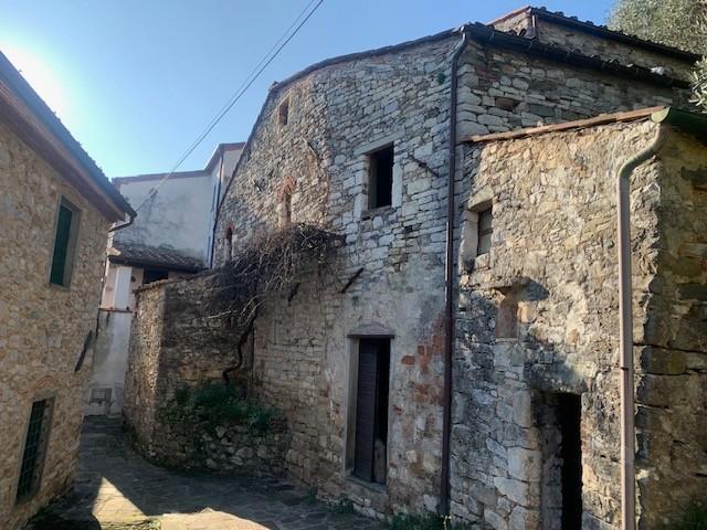 casa indipendente in vendita a Lucca in zona Piazza di Brancoli
