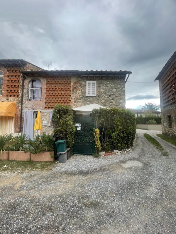 casa indipendente in vendita a Lucca in zona Cappella