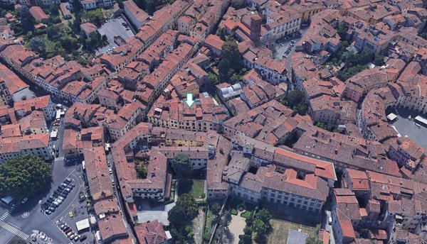 locale commerciale in vendita a Lucca