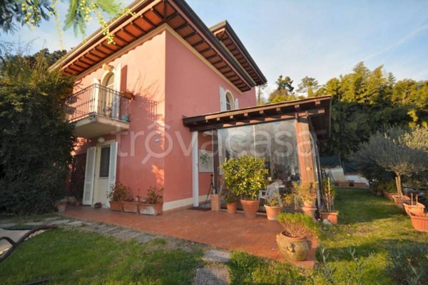 casa indipendente in vendita a Lucca in zona Arliano