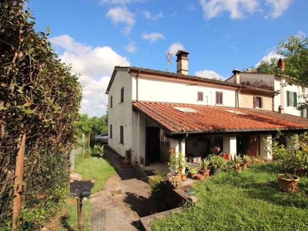 casa indipendente in vendita a Lucca in zona Arliano