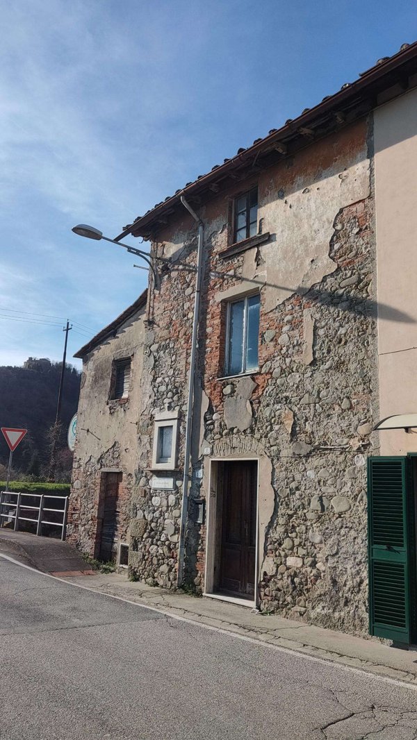 intera palazzina in vendita a Lucca in zona Ponte a Moriano