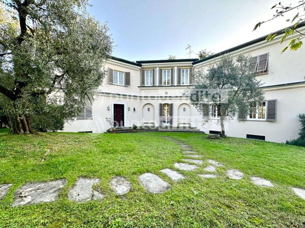 casa indipendente in vendita a Lucca in zona Centro Città