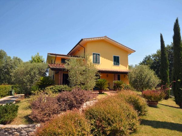 casa indipendente in vendita a Lucca in zona Montuolo
