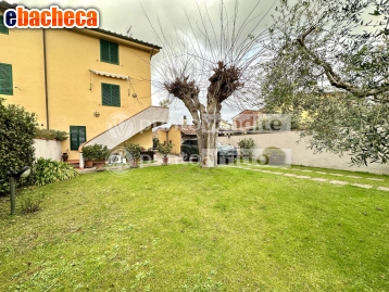 casa indipendente in vendita a Lucca in zona Centro Città