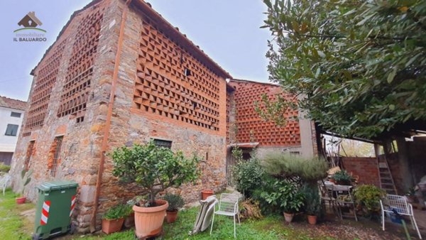 casa indipendente in vendita a Lucca in zona zona San Paolo