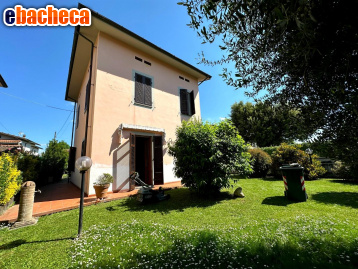 casa indipendente in vendita a Lucca in zona Centro Città