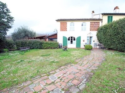 casa indipendente in vendita a Lucca