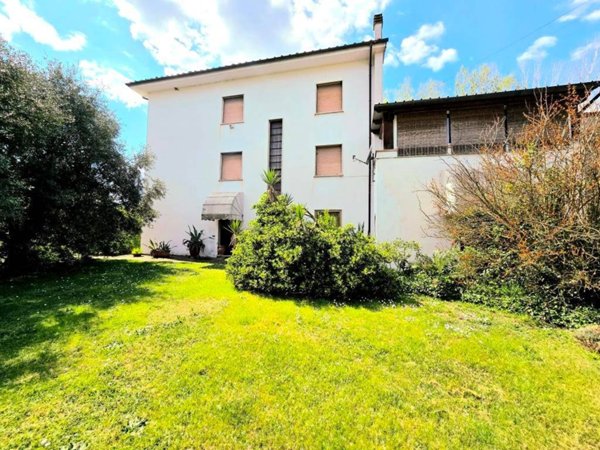 casa indipendente in vendita a Lucca in zona Nozzano