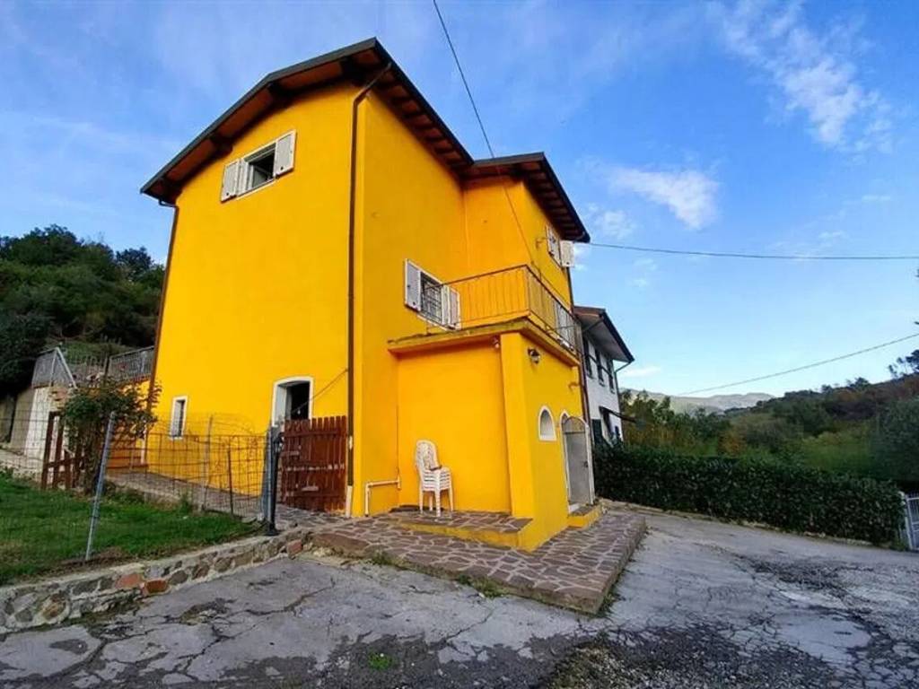 casa indipendente in vendita a Lucca in zona Monte San Quirico
