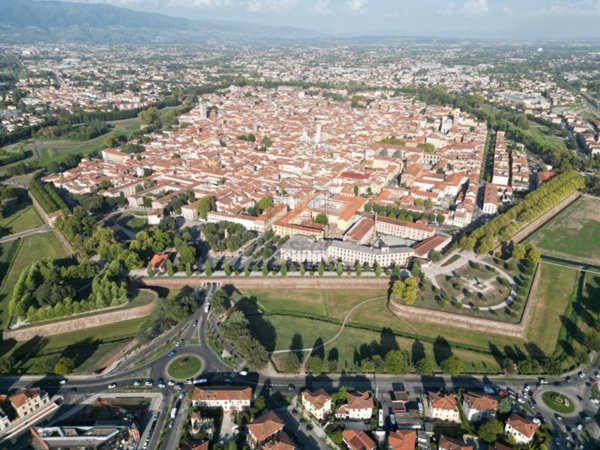 locale commerciale in vendita a Lucca in zona zona Antraccoli