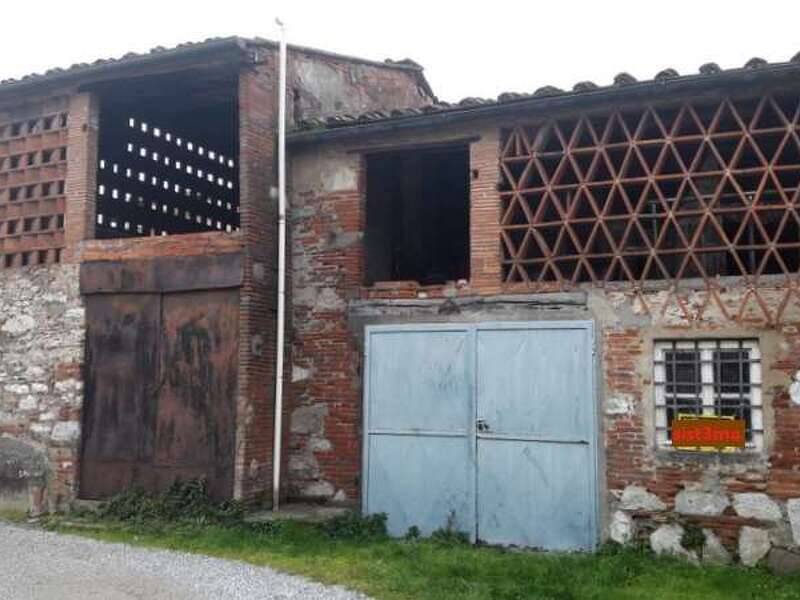 locale di sgombero in vendita a Lucca in zona San Cassiano a Vico