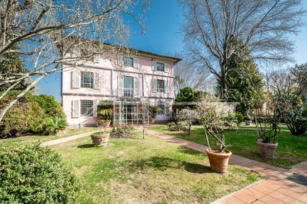 casa indipendente in vendita a Lucca in zona Massa Pisana