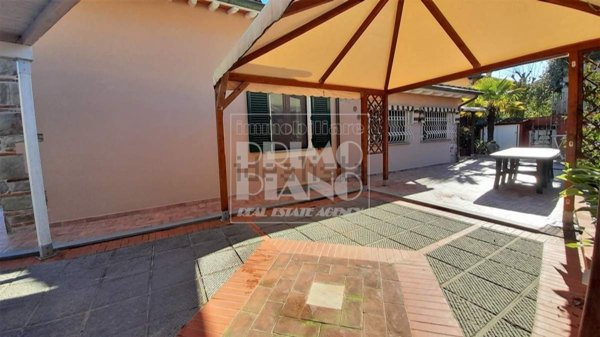 casa indipendente in vendita a Lucca in zona Centro Città
