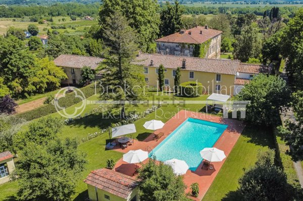 villa in vendita a Lucca in zona Centro Città