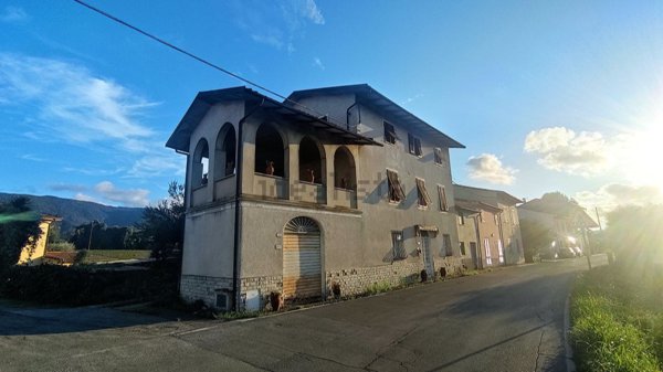 casa indipendente in vendita a Lucca in zona Balbano