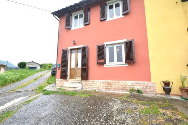 casa indipendente in vendita a Lucca