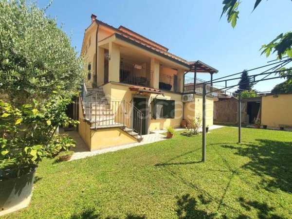 casa indipendente in vendita a Lucca in zona zona Mugnano