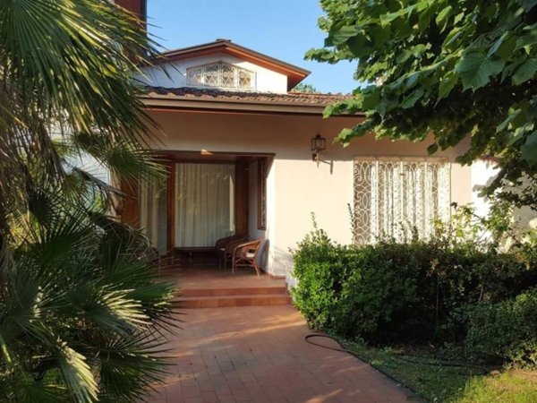 casa indipendente in vendita a Lucca in zona Vicopelago