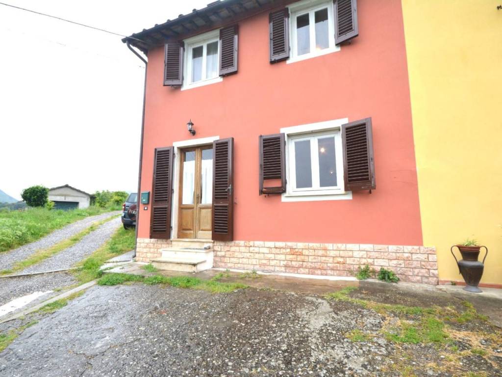 casa indipendente in vendita a Lucca in zona Maggiano