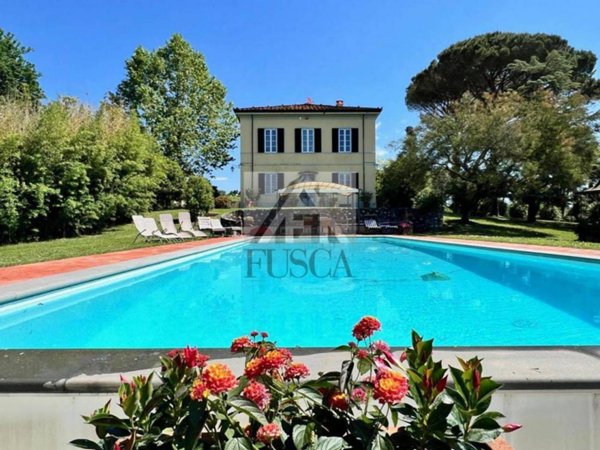 casa indipendente in vendita a Lucca in zona Centro Città
