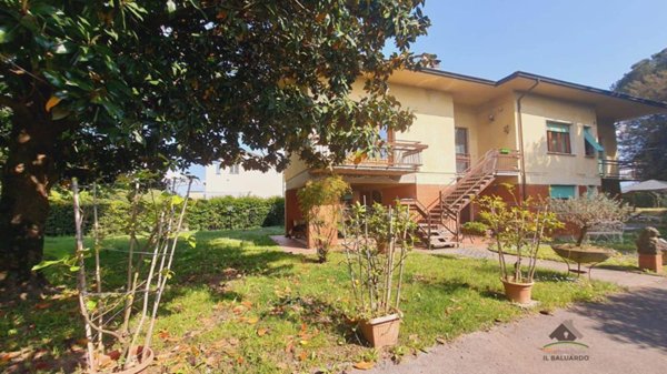 casa indipendente in vendita a Lucca in zona Vallebuia