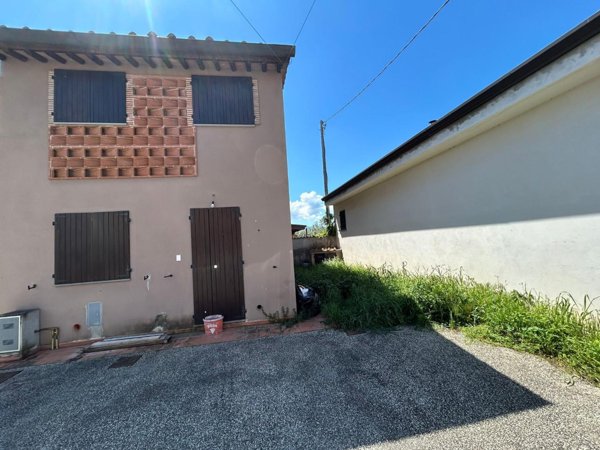 casale in vendita a Lucca in zona Centro Città