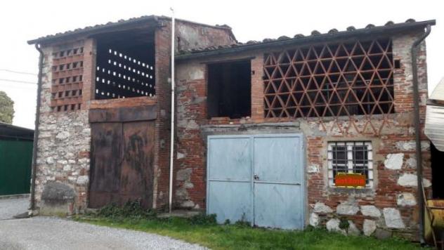 locale di sgombero in vendita a Lucca in zona San Cassiano a Vico
