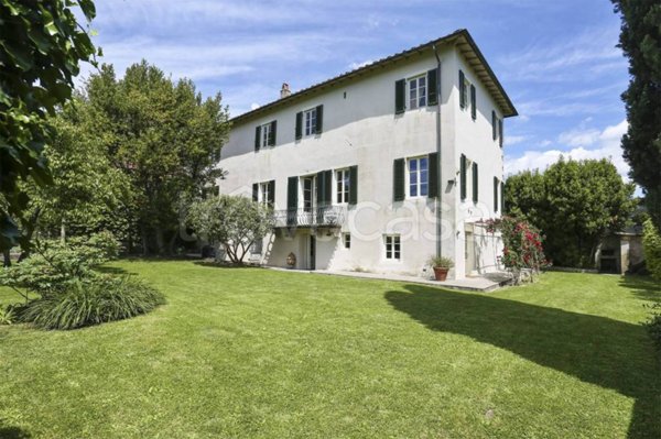 casa indipendente in vendita a Lucca in zona Centro Città