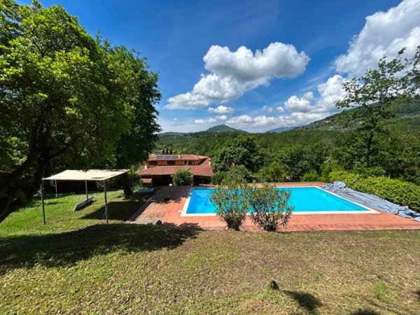 casa indipendente in vendita a Lucca in zona Vallebuia