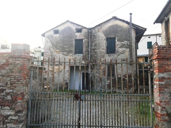 locale commerciale in vendita a Lucca in zona Nave