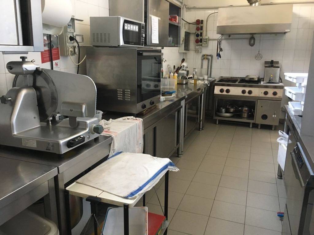 negozio in vendita a Lucca in zona zona Mugnano