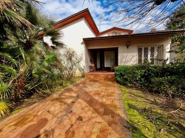 casa indipendente in vendita a Lucca in zona Massa Pisana