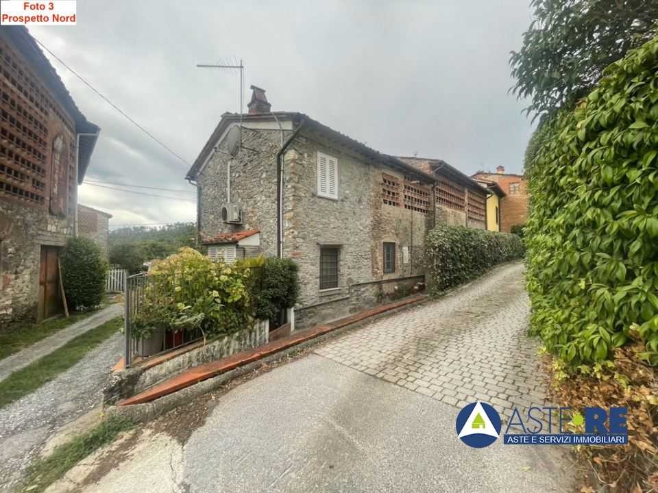 casa indipendente in vendita a Lucca in zona Cappella