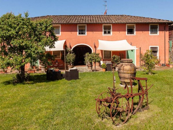 casa indipendente in vendita a Lucca in zona Carignano