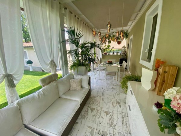 casa indipendente in vendita a Lucca in zona Vallebuia