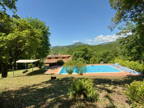 casa indipendente in vendita a Lucca in zona Vallebuia