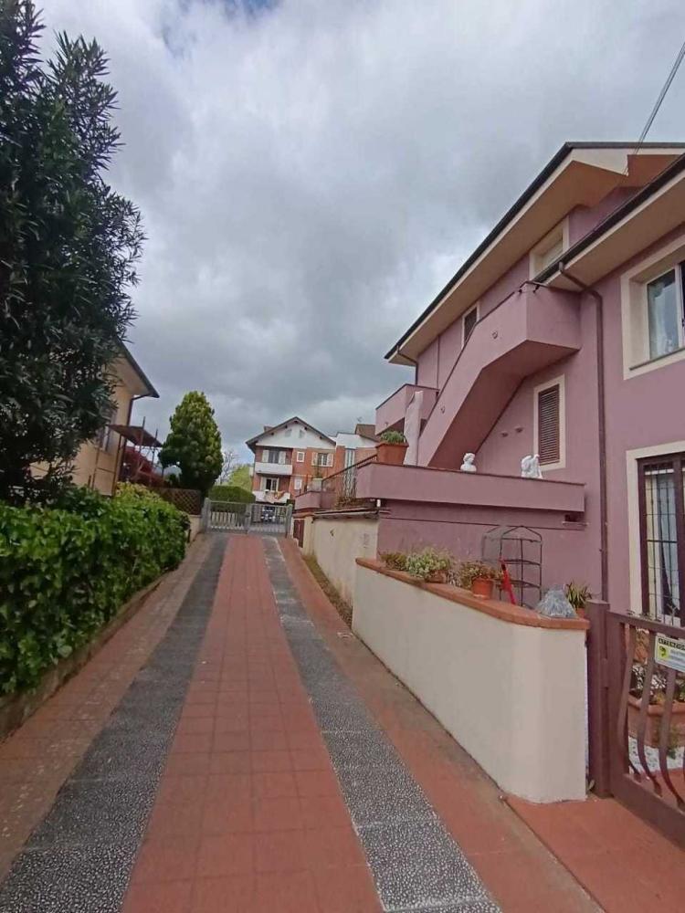 casa indipendente in vendita a Lucca in zona Centro Città