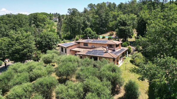 casa indipendente in vendita a Lucca in zona Vallebuia